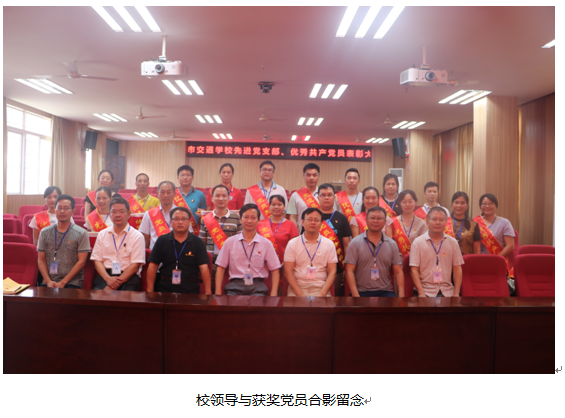 按住CTRL键使用鼠标滚轮缩放图片