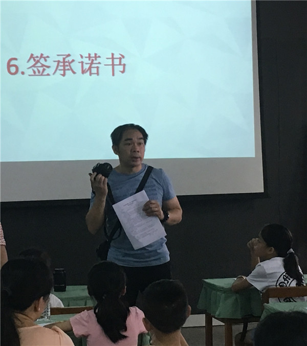 按住CTRL键使用鼠标滚轮缩放图片