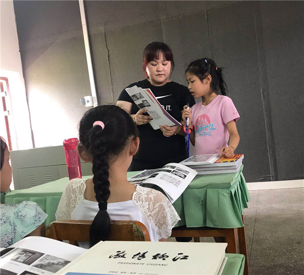 按住CTRL键使用鼠标滚轮缩放图片
