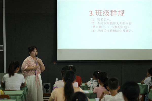 按住CTRL键使用鼠标滚轮缩放图片