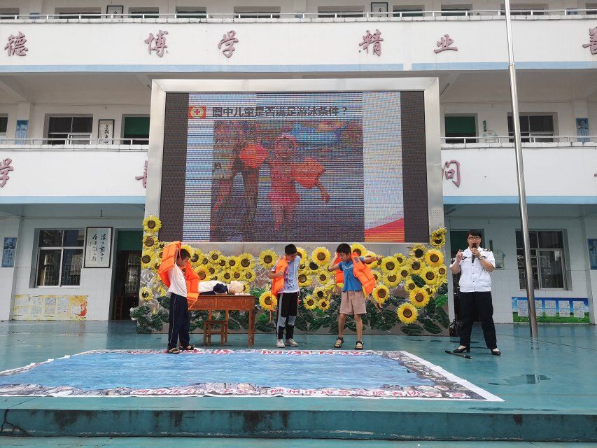 按住CTRL键使用鼠标滚轮缩放图片