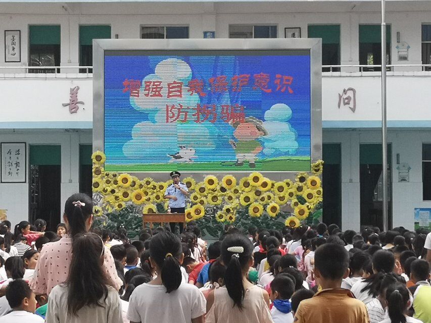 按住CTRL键使用鼠标滚轮缩放图片