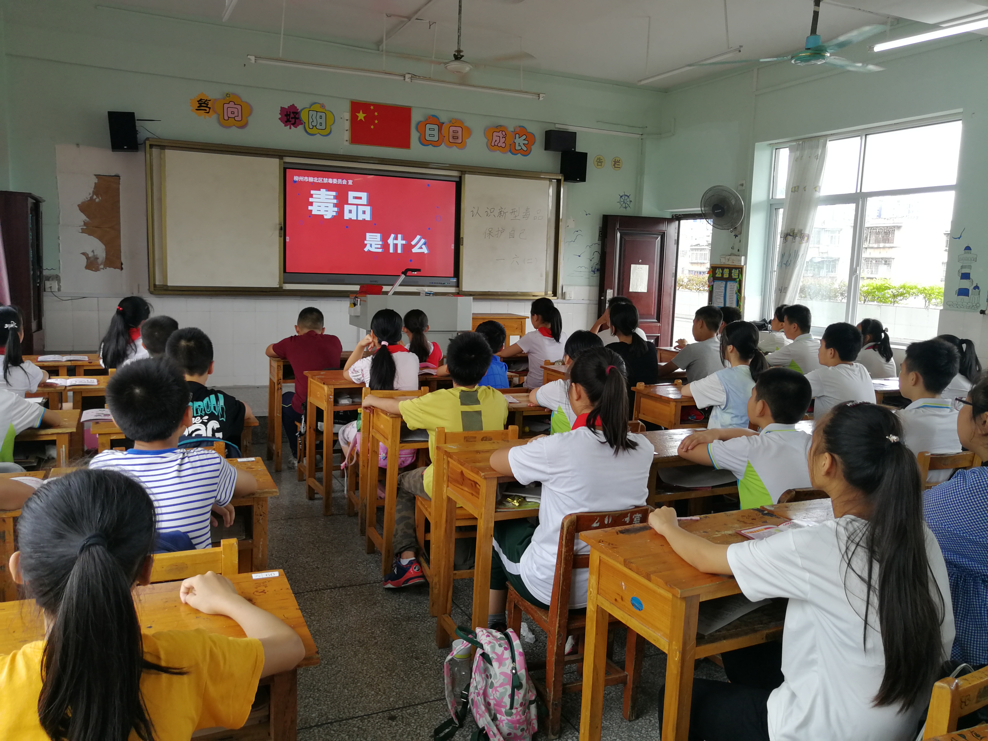 按住CTRL键使用鼠标滚轮缩放图片