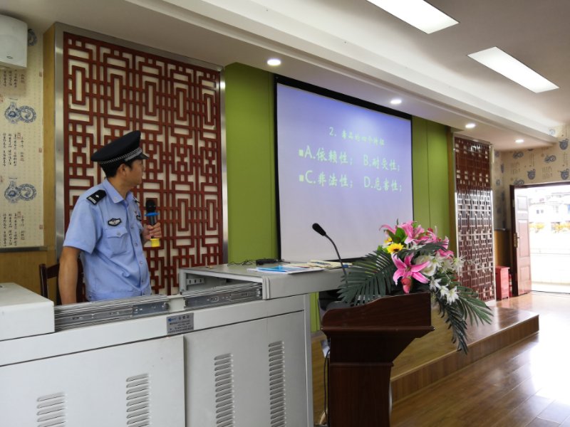 按住CTRL键使用鼠标滚轮缩放图片