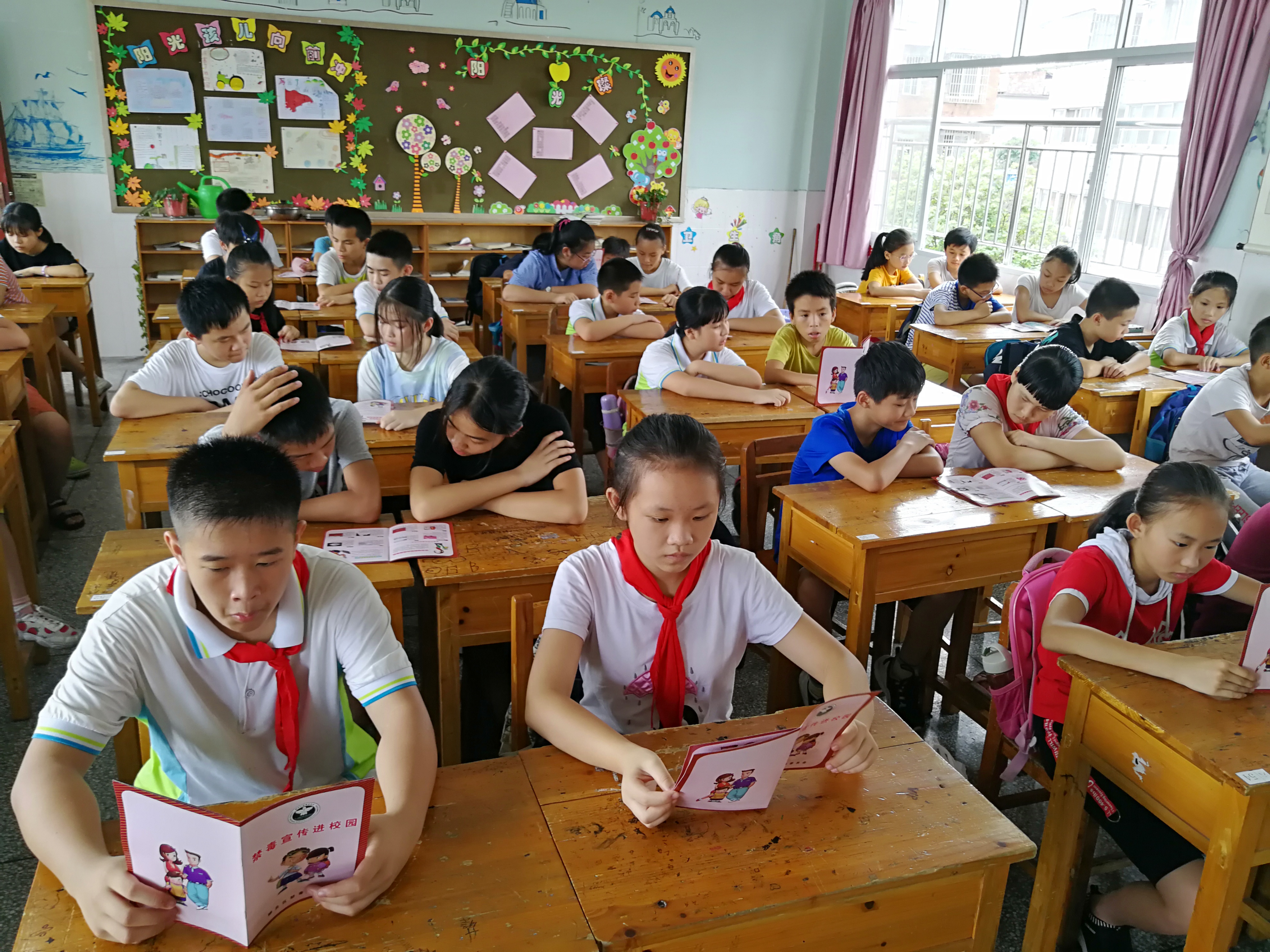 按住CTRL键使用鼠标滚轮缩放图片