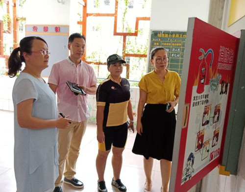 按住CTRL键使用鼠标滚轮缩放图片