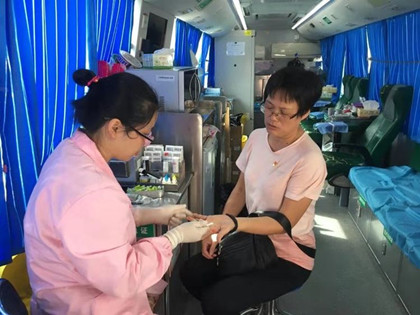 按住CTRL键使用鼠标滚轮缩放图片