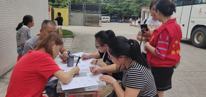 按住CTRL键使用鼠标滚轮缩放图片