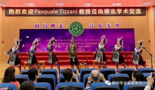 按住CTRL键使用鼠标滚轮缩放图片