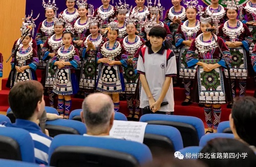 按住CTRL键使用鼠标滚轮缩放图片