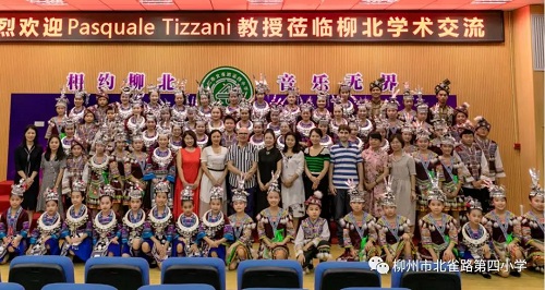 按住CTRL键使用鼠标滚轮缩放图片