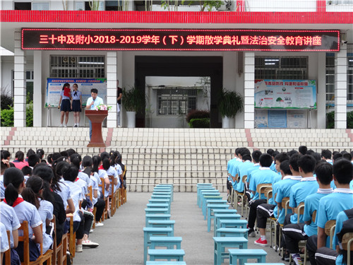按住CTRL键使用鼠标滚轮缩放图片