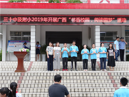 按住CTRL键使用鼠标滚轮缩放图片