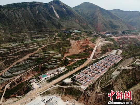 航拍镜头中的甘肃东乡县大山深沟中的布楞沟村。 杨艳敏 摄