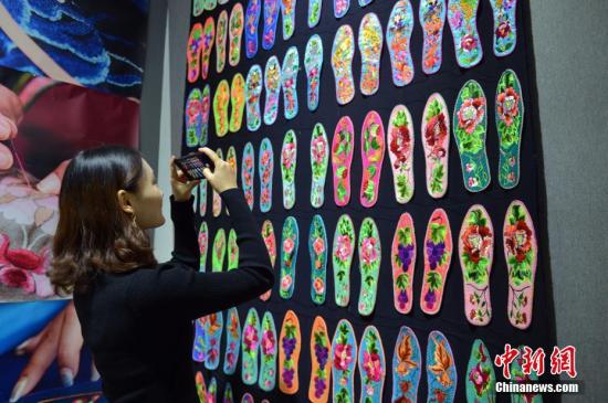 资料图：藏绣作品。<a target='_blank'  data-cke-saved-href='http://www.chinanews.com/' href='http://www.chinanews.com/'>中新社</a>记者 马铭言 摄