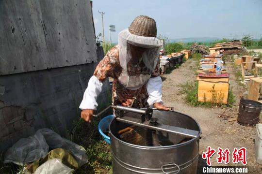 蜂农在“摇蜜”。 姜辉 摄