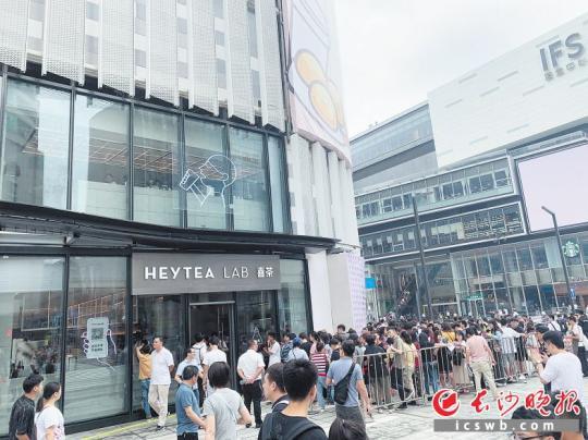 ↑有颜值的网红饮品受到时下年轻人的青睐,图为排队购买饮品的人群。长沙晚报全媒体记者 王志伟 通讯员 周琦 摄影报道