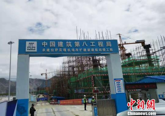 图为在建的拉萨贡嘎机场航站区改扩建工程新建航站楼工程项目。 张伟 摄