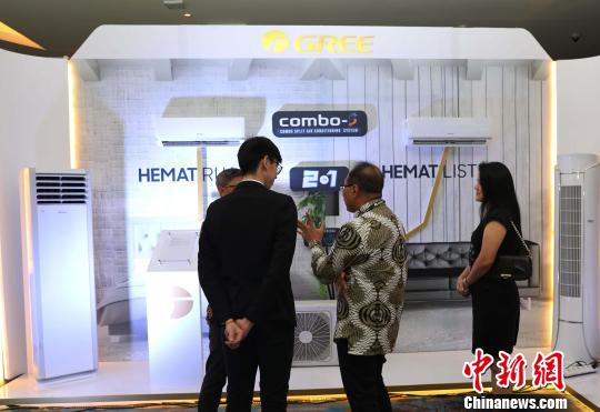 图为经销商参观格力新产品样机。 林永传 摄
