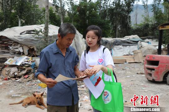 图为西北师范大学“推普脱贫攻坚”实践团队员在当地调研并向村民介绍推广普通话的意义。 王志昂 摄