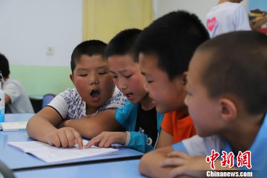 图为小朋友们练习普通话发音。 周昱含 摄