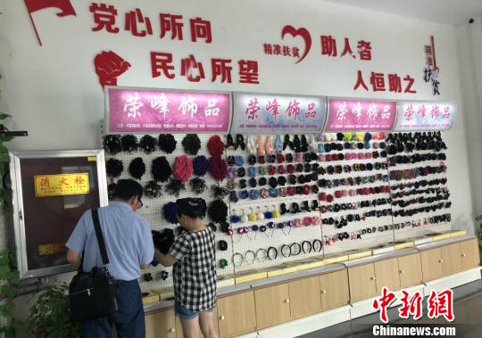 李集镇饰品电商产业园交易中心内的摊位。　于从文 摄