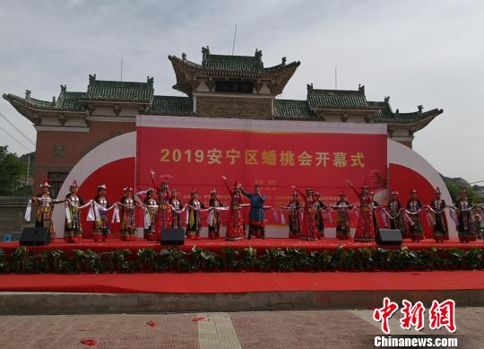 图为2019年安宁区蟠桃会上的文艺表演。 刘薛梅 摄