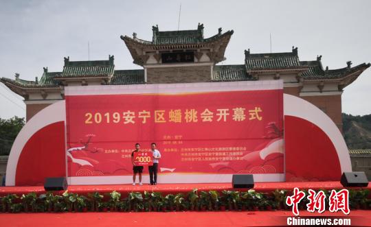 朱宗灿一举摘得2019年安宁区蟠桃会上的桃王桂冠。 刘薛梅 摄
