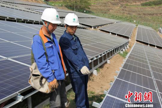 图为清水县供电公司员工巡视光伏发电设备。　郭纪雄 摄