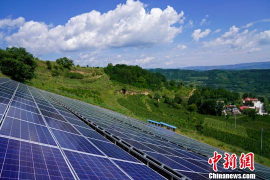 甘肃贫困地区“光明致富”村民住别墅享电气化新生活