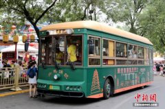 复古“铛铛车”亮相西安