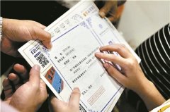 “特殊的礼物”：盲人考生收到特制录取通知书