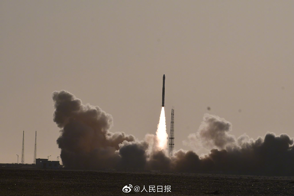 8月31日7时41分,快舟一号甲运载火箭“一箭双星”发射成功。 人民日报微博 图