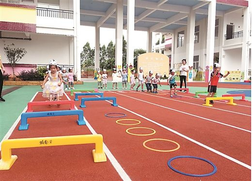 来宾市城南幼儿园户外塑胶活动场。