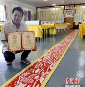 甘肃定西剪纸艺人：还原丝路古道 珍藏历史痕迹