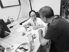 指导患者用药 北京市开设68个药学门诊