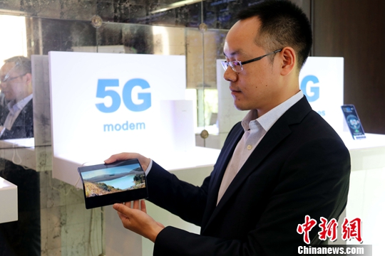 9月16日,华为工作人员在哈萨克斯坦首都努尔苏丹展介5G手机。<a target='_blank' data-cke-saved-href='http://www.chinanews.com/' href='http://www.chinanews.com/'>中新社</a>发 钟欣 摄