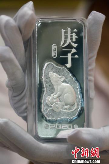 2020庚子(鼠)年贺岁银条包括五个规格：1000克、500克、200克、100克和50克，最大发行量分别为1300条、2200条、6000条、40000条和78000条，成色均为99.9%，最大发行总重量为11500公斤。　任海霞 摄