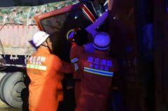河南商丘：夜间团雾频现发生车祸，睢阳产业集聚区中队成功救出两人