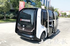 东风公司无人驾驶Sharing-ＶＡＮ智能座舱首次亮相车城