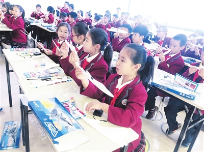 银川市兴庆区回民实验小学的学生在学习制作纸飞机。冯怡 摄