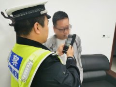 宝鸡直男车辆违停被贴单 酒后驾车追交警讨要说法