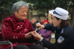 尉氏县交警：“雷锋精神”情暖敬老院