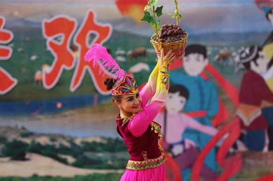 且末县第十届“红枣丰收节”开幕式精彩文艺演出。赵戈 摄