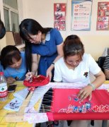 农家女任艳艳带领乡亲绣出致富路