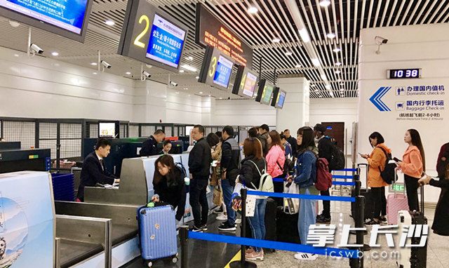 10月28日起,长沙机场磁浮城市航站楼放开办理行李托运时间由航班起飞前4小时提前至8小时,进一步方便旅客出行。 长沙晚报全媒体记者 吴鑫矾 通讯员 寇冠乔 姚哲之 摄影报道