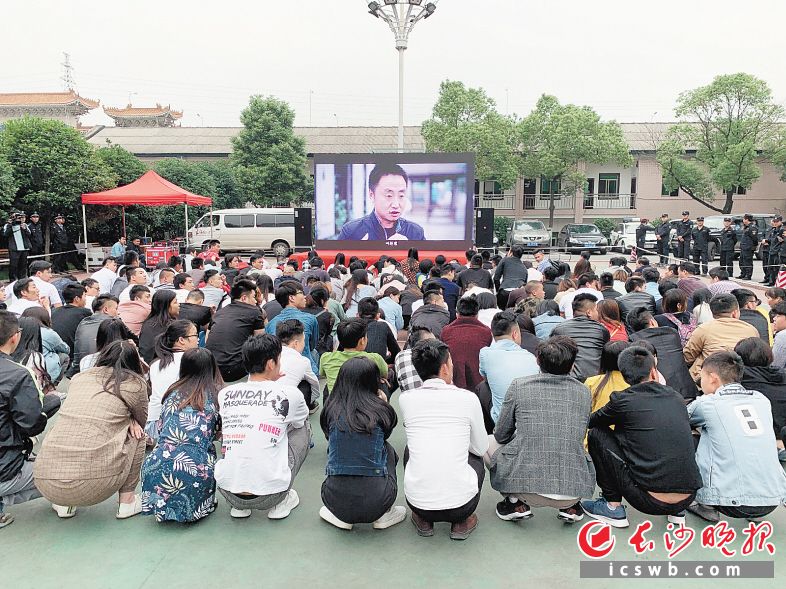 长沙市今年加大对传销的打击力度。图为5月开福区在月湖大市场一举捣毁传销窝点99个,遣返传销人员300余人。周辉霞 摄