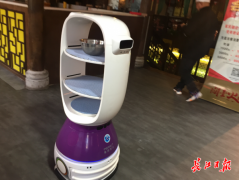 机器人服务员现身武汉，会送菜会唱歌“萌萌哒”