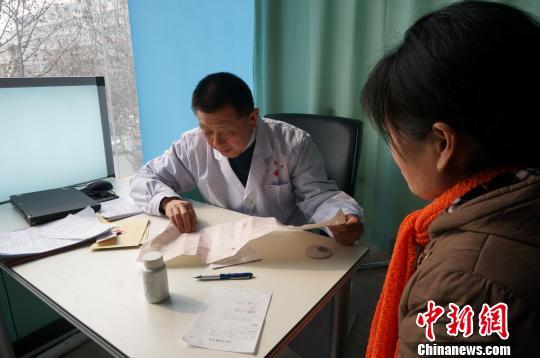 资料图:一位医生在义务诊所内接诊。 周小云 摄