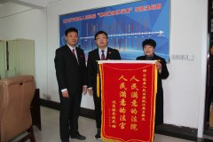 宁陵法院七天执结欠款案 申请人言情送锦旗